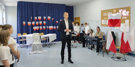 Powiększ grafikę: apel-z-okazji-rocznicy-uchwalenia-konstytucji-3-maja-615369.jpg