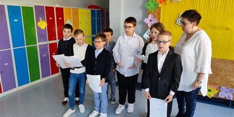Powiększ grafikę: Uczniowie klasy IV podczas wykonywania piosenki