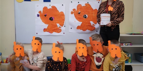 Powiększ grafikę: Uczniowie klasy 0 oraz pani Ania, koordynatorka Dnia Tumbo, z maskami Słonika Tumbo.