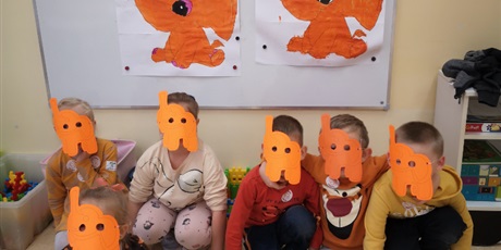 Powiększ grafikę: Zdjęcie przedstawiające uczniów zerówki z maskami Słonika Tumbo.
