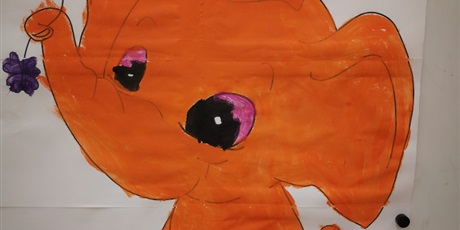 Powiększ grafikę: Plakat pomarańczowego słonika wykonany przez uczniów zerówki.