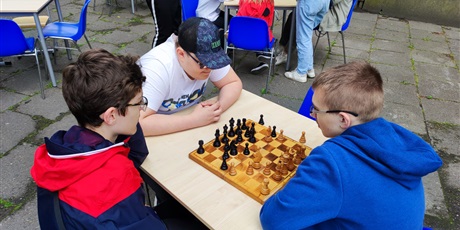 Powiększ grafikę: uczniowie klasy VIII podczas gry w szachy