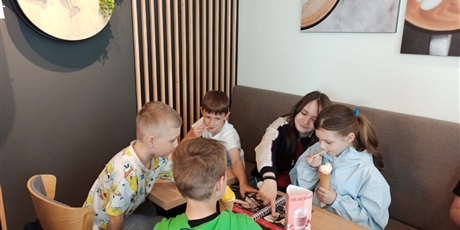 Powiększ grafikę: klasa-iii-w-lodziarni-622897.jpg