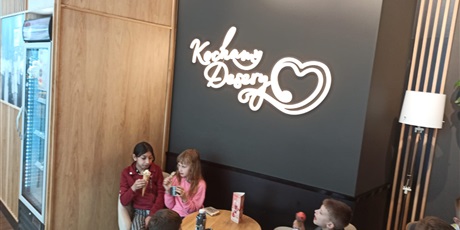 Powiększ grafikę: klasa-iii-w-lodziarni-622899.jpg