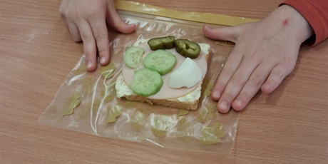 Powiększ grafikę: kolorowe-sniadanie-w-klasie-i-660565.jpg