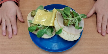 Powiększ grafikę: kolorowe-sniadanie-w-klasie-i-660566.jpg