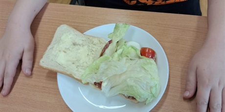 Powiększ grafikę: kolorowe-sniadanie-w-klasie-i-660568.jpg