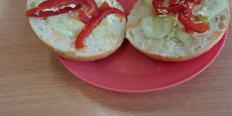 Powiększ grafikę: kolorowe-sniadanie-w-klasie-i-660569.jpg