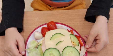 Kolorowe śniadanie w klasie I