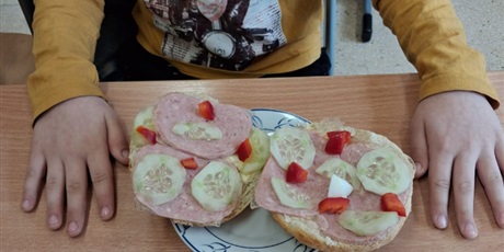 Powiększ grafikę: kolorowe-sniadanie-w-klasie-i-660572.jpg