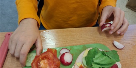 Powiększ grafikę: kolorowe-sniadanie-w-klasie-i-660573.jpg