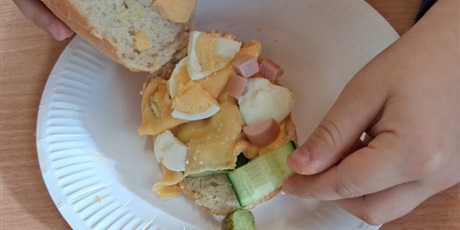 Powiększ grafikę: kolorowe-sniadanie-w-klasie-i-660574.jpg