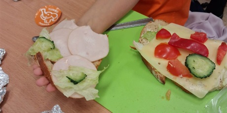 Powiększ grafikę: kolorowe-sniadanie-w-klasie-i-660575.jpg