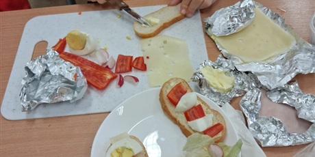 Powiększ grafikę: kolorowe-sniadanie-w-klasie-i-660576.jpg