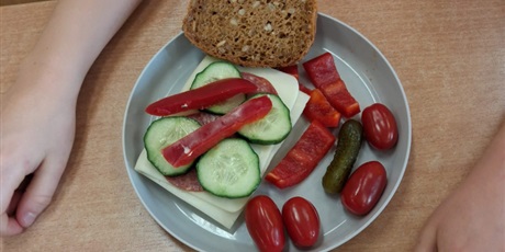 Powiększ grafikę: kolorowe-sniadanie-w-klasie-i-660577.jpg