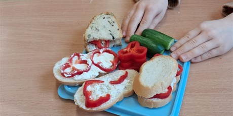 Powiększ grafikę: kolorowe-sniadanie-w-klasie-i-660578.jpg