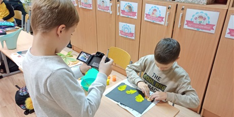 Powiększ grafikę: Uczniowie klasy II dokumentują swoje prace za pomocą aparatu cyfrowego