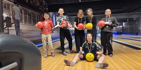 Powiększ grafikę: miedzyszkolne-mistrzostwa-bowlingowe-695029.jpg