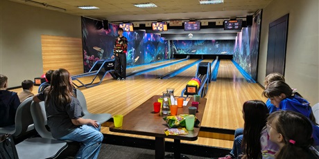 Powiększ grafikę: mikolajki-klasy-iv-na-kregielni-667520.jpg