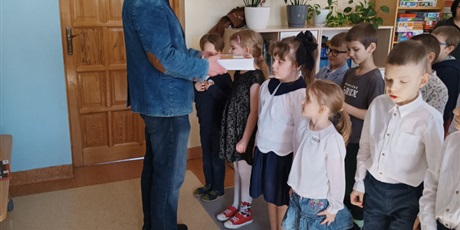 Powiększ grafikę: pasowanie-na-czytelnika-679352.jpg