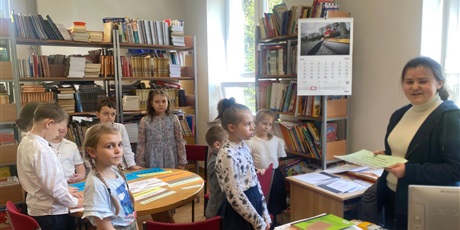 Powiększ grafikę: Pasowanie uczniów klasy I na czytelników biblioteki szkolnej