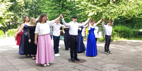 Powiększ grafikę: pozegnanie-uczniow-klasy-viii-631745.jpg