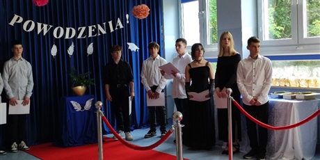 Powiększ grafikę: pozegnanie-uczniow-klasy-viii-631749.jpg