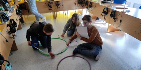 Powiększ grafikę: Uczniowie klasy VII wykonują eksperyment, mierzą obwód hula hop