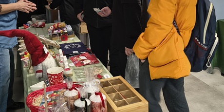 Powiększ grafikę: szkolny-kiermasz-swiateczny-667534.jpg