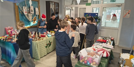 Powiększ grafikę: szkolny-kiermasz-swiateczny-667540.jpg