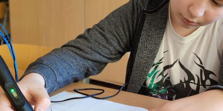 Powiększ grafikę: Uczeń wykonuje element układanki przy użyciu długopisu 3D