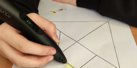 Powiększ grafikę: Uczennica wykonuje element układanki przy użyciu długopisu 3D