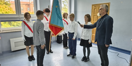 Powiększ grafikę: uroczyste-powolanie-czlonkow-samorzadu-uczniowskiego-649042.jpg