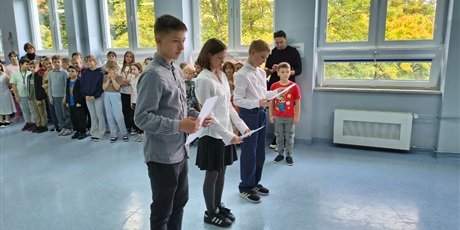 Powiększ grafikę: uroczyste-powolanie-czlonkow-samorzadu-uczniowskiego-649043.jpg