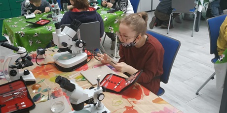 Powiększ grafikę: Uczniowie poznają budowę mikroskopu.