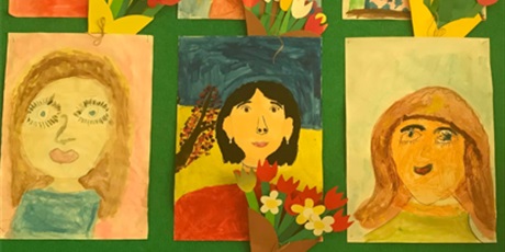 Powiększ grafikę: Portrety mam wykonane przez uczniów klasy pierwszej