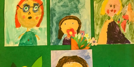Powiększ grafikę: Portrety mam wykonane przez uczniów klasy pierwszej
